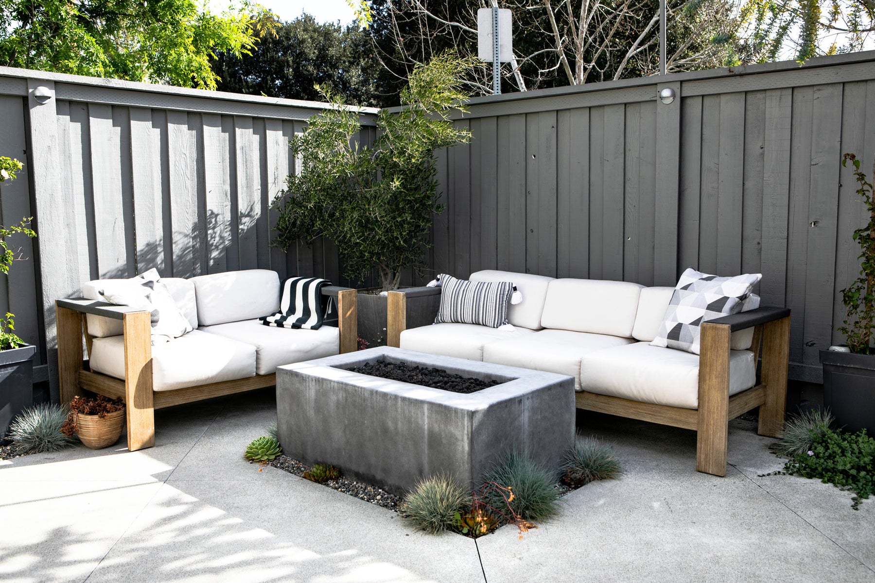 The Pros and Cons of Different Types of Outdoor Furniture
