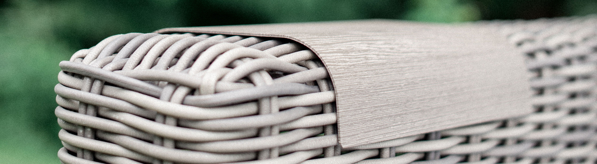 Cubo Swivel Gliding Club Chair w/2 Armrest Tables