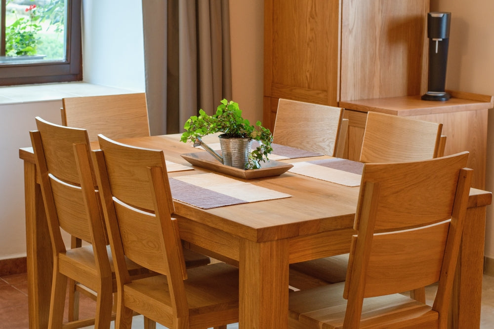 What Features Should You Compare When Buying Solid Wood Dining Tables?